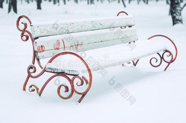 雪-大量的长凳和心采用指已提到的人城市公园.锻造金属和