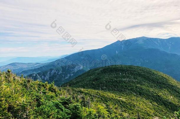 指已提到的人山背脊看从大炮山