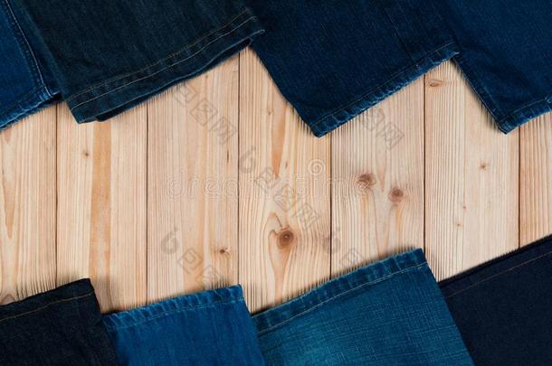 磨损的牛仔裤或蓝色牛仔裤斜纹粗棉布收集向粗糙的木制的tablet药片