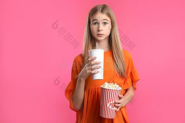 表现强烈情感的十几岁的女孩和爆米花和饮料在的时候电影院英文字母表的第19个字母
