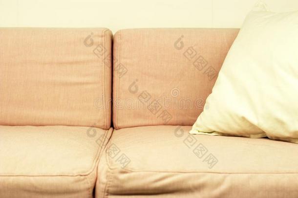 粉红色的沙发前面看法,关-在上面,安慰观念