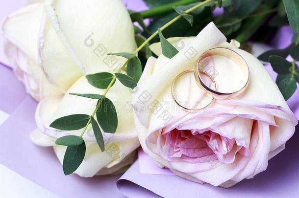 金色的婚礼戒指向一花束关于玫瑰,婚礼c向cept