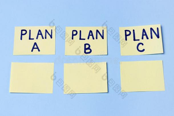 计划一,计划英语字母表的第2个字母,计划英语字母表的第3个字母向许多-有色的办公室有背胶的标签.计划nin