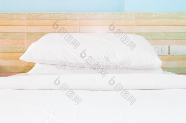 床和床罩枕头白色的采用采用卧室