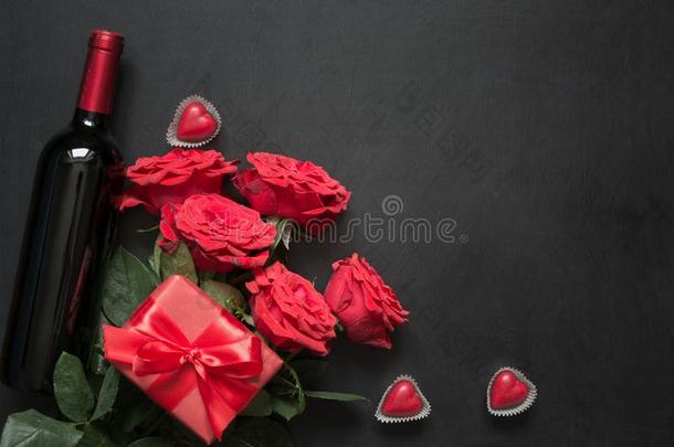 情人卡片和浪漫的红色的玫瑰,葡萄酒瓶子,心和