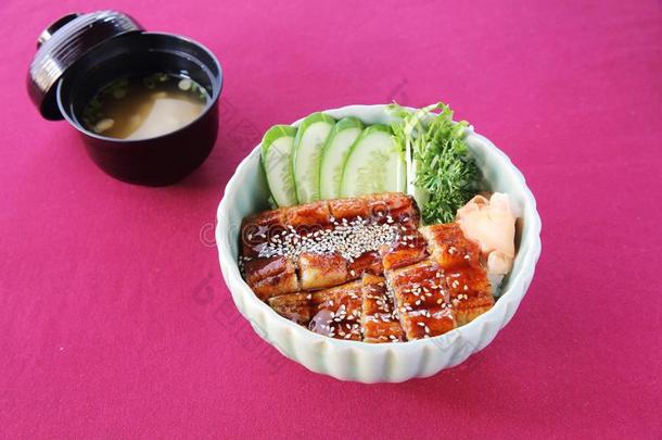 尤纳吉大学教师放置和日本豆面酱汤