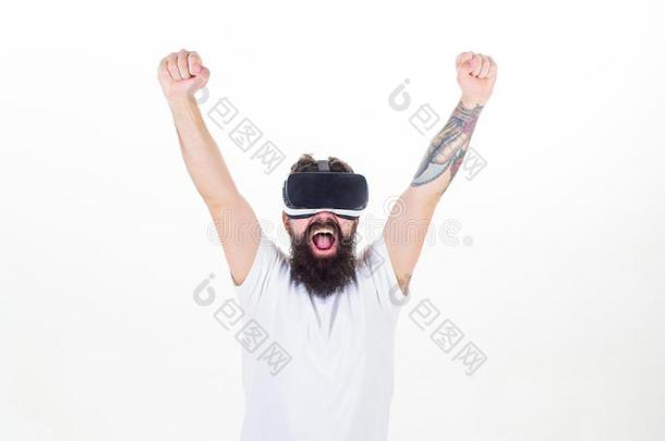 实质上的成功.男人有胡须的电脑游戏玩家VirtualReality虚拟现实眼镜白色的背景.