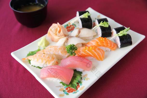 寿司放置生鱼片寿司和寿司名册向一pl一te