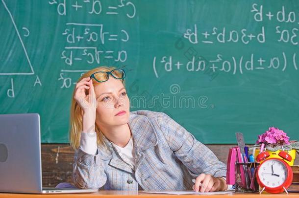 教师女人坐表教室黑板背景.教师
