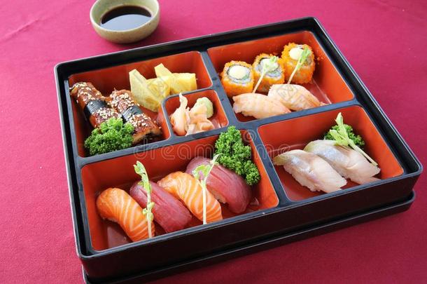 日本人盒饭或饭盒寿司和索巴
