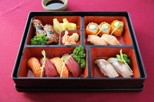 日本人盒饭或饭盒寿司放置