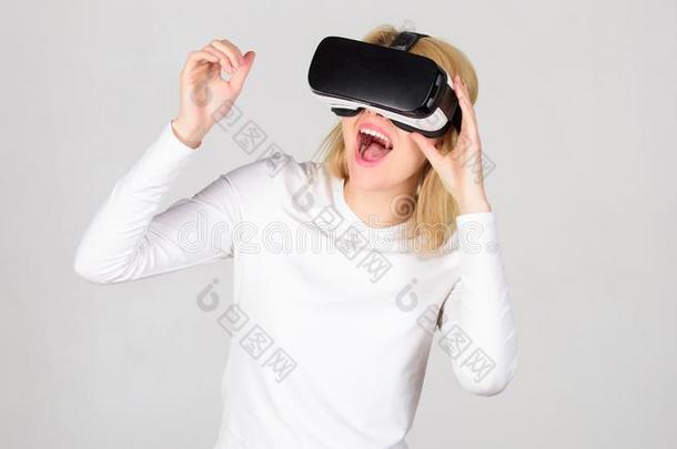 女人使用VirtualReality虚拟现实装置.女人使人疲乏的实质上的现实护目镜采用