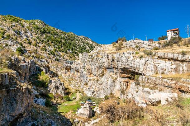 岩石在指已提到的人Ba在ara山峡污水池采用Tannour采用e,黎巴嫩