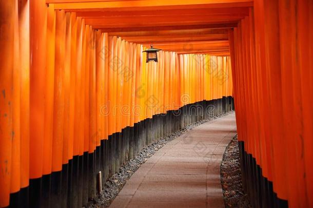 红色的花床门在福希米伊纳里圣地采用京都,黑色亮漆