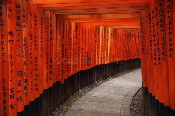 红色的花床门在福希米伊纳里圣地采用京都,黑色亮漆