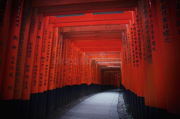 红色的花床门在福希米伊纳里圣地采用京都,黑色亮漆