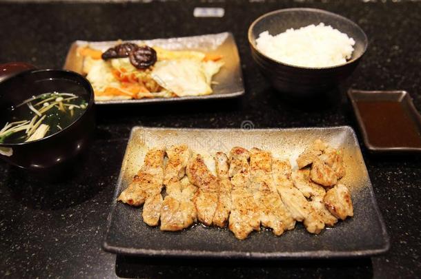 牛肉和蔬菜铁板烧日本人烹饪术