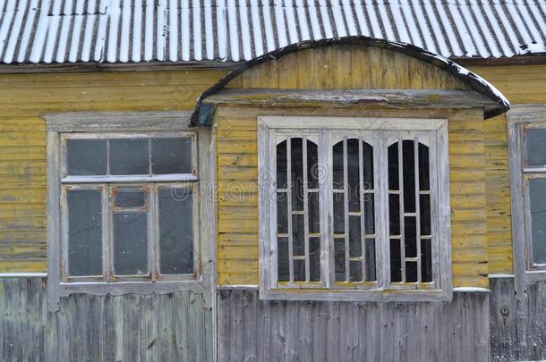 被放弃的俄国的传统的木制的房屋,破旧的内部.毛织物