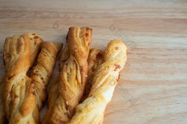 奶酪粘贴,Bread粘贴s和奶酪向木制的书桌背景,