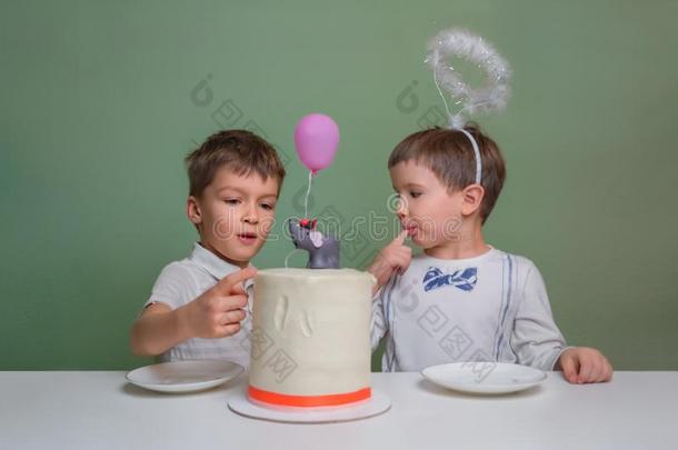 一红色的有带的生日蛋糕.糕点商店广告.孩子们英语字母表的第5个字母