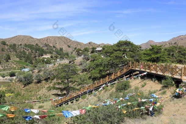 木制的小路和祈祷旗向大青山山包头城市,