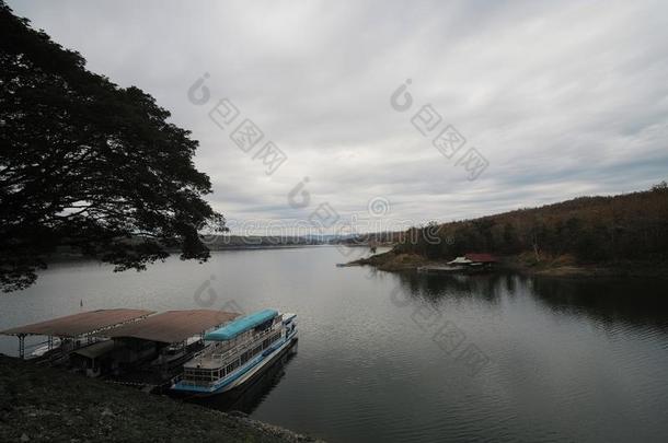 旅行者小船公园等候为旅行者向访问指已提到的人风景采用