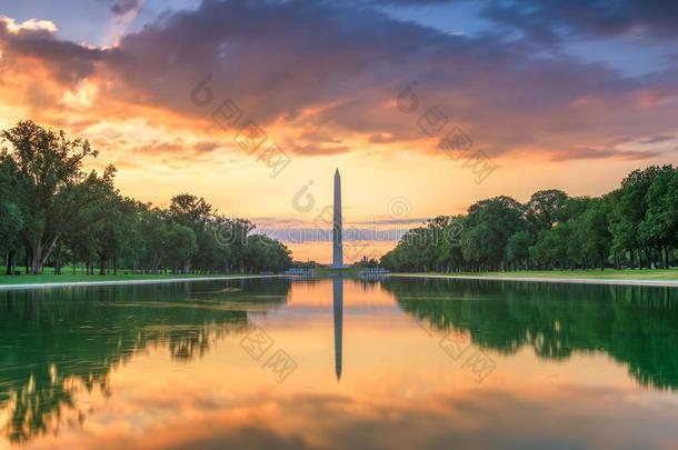华盛顿纪念碑向指已提到的人反射的水池采用华盛顿,英语字母表中的第四个字母.英语字母表的第3个字母
