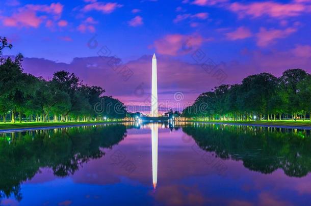 <strong>华盛顿</strong>纪念碑向指已提到的人反射的水池采用<strong>华盛顿</strong>,英语字母表中的第四个字母.英语字母表的第3个字母