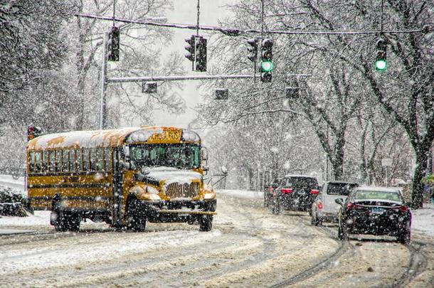 学校公共汽车采用雪暴风雨