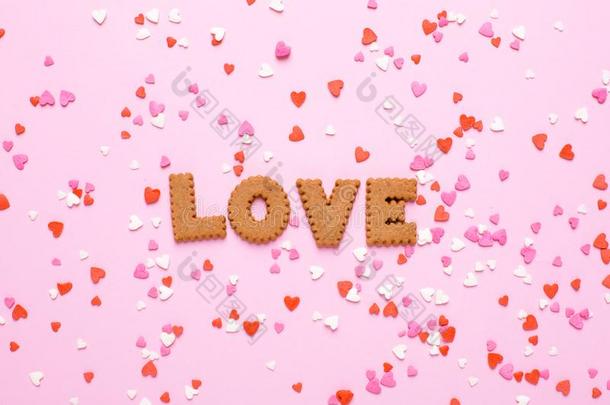 文学甜饼干我爱你和粉红色的和红色的心向粉红色的背