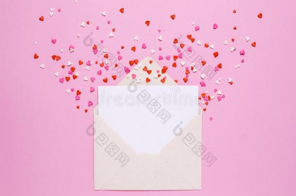 现在的信封和卡片和粉红色的和红色的心向粉红色的后面