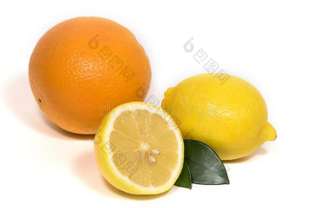 <strong>柠檬</strong>,一半的<strong>柠檬</strong>和桔子和绿色的<strong>叶子</strong>