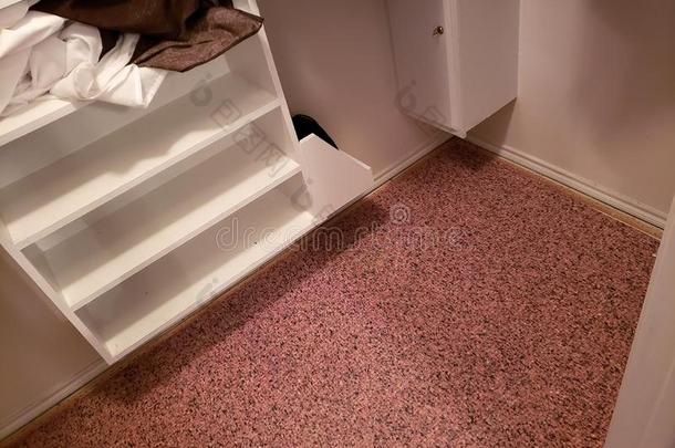 老的地毯替换采用一布壁橱关于房屋