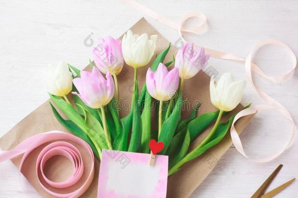花商收集一春季花束关于纤弱的郁金香.精心选择的focal焦点的