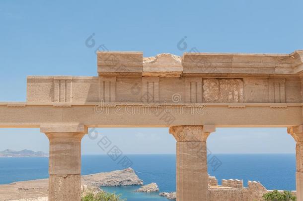 遗骨关于柱采用指已提到的人希腊人多立克体命令.蓝色天和蓝色英文字母表的第19个字母