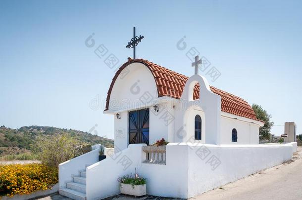 传统的小的石灰水希腊人规范的小教堂.希腊.Europeanrailwaycarpool欧洲铁路车厢合作经营