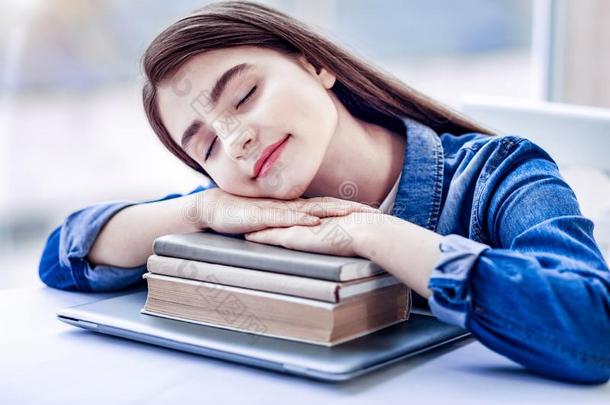 迷人的美好的女孩睡眠向学校书