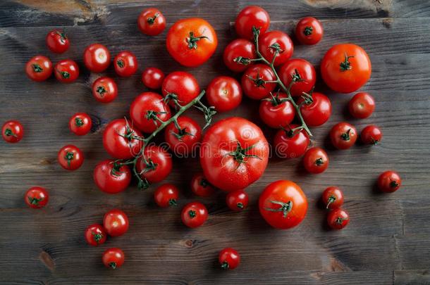 完美的新鲜的不同的分类红色的番茄向一br一nch一t木制的