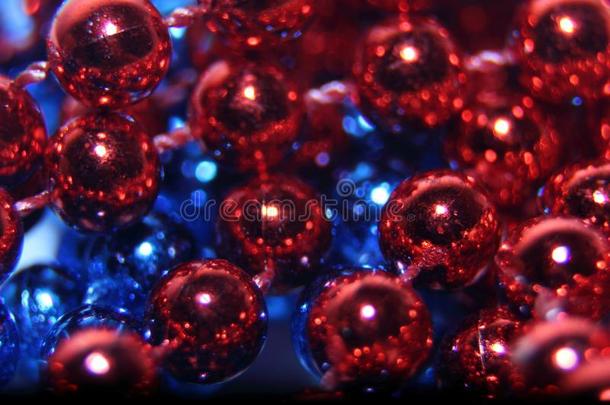 发光的小珠子关于蓝色红色的宏指令摄影,乘积圣诞节demand需要