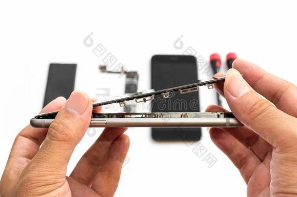 修理破碎的智能手机向白色的背景