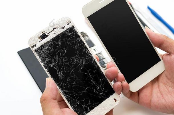 修理破碎的智能手机向白色的背景