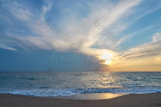热带的沙的海滩.日落海景画.