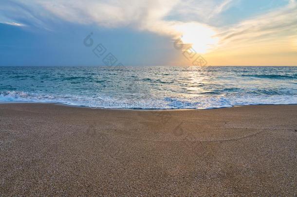热带的沙的海滩.日落海景画.