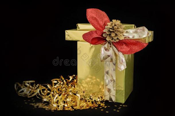一<strong>金色</strong>的有包装的赠品盒和带,芦苇关系和<strong>金色</strong>的松树