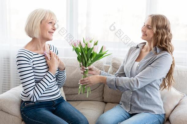 女人举向花束关于郁金香向较高的母亲