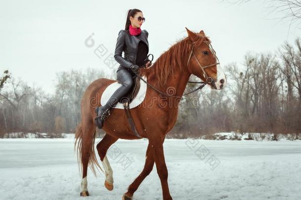 女人飞驰的向在马背上的