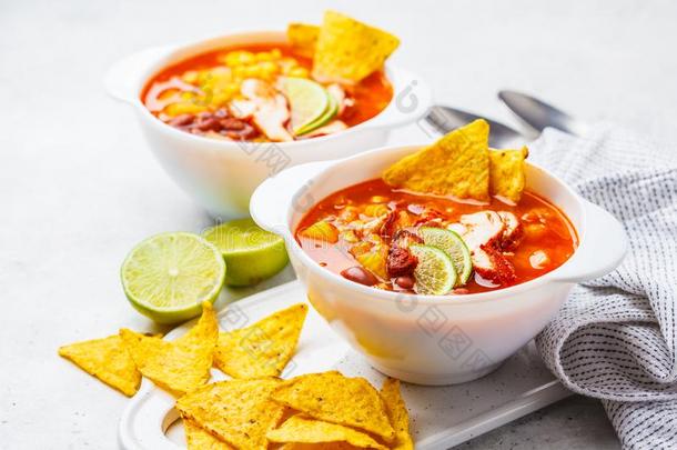 墨西哥人汤红辣椒反对票肉和豆,鸡,谷物和烤干酪辣味玉米片