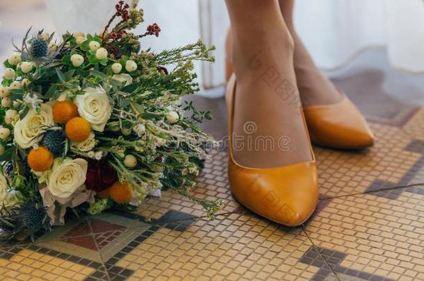 婚礼花束和鞋子.黄色的鞋子