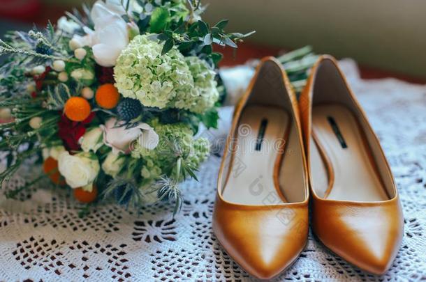 婚礼花束和鞋子.黄色的鞋子