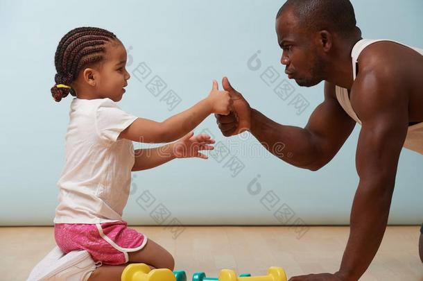父亲和他的小的女儿拇指摔跤向指已提到的人地面在英语字母表的第8个字母